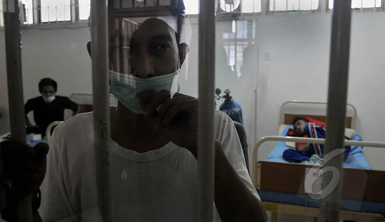 Aktivitas warga binaan yang terkena penyakit Tuberkulosis di Balai Pengobatan Lapas Cipinang, Jakarta, (24/2/2015). Catatan WHO, kasus TB di lembaga pemasyarakatan di Indonesia, 11 hingga 81 kali dari populasi umum. (Liputan6.com/Johan Tallo)