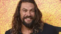 Jason Momoa tersenyum saat menghadiri pemutaran perdana musim ketiga film "See," di DGA Theater di Los Angeles (23/8/2022). Di film ini Jason Momoa adalah salah satu papa yang bangga, baik di dalam maupun di luar lokasi syuting. (Jordan Strauss/Invision/AP)