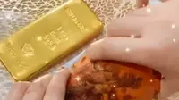 Seorang gunakan emas batangan untuk membuka cangkang kepiting (dok.Twitter/@goenrock/https://twitter.com/goenrock/status/1351770836089282562/Komarudin)