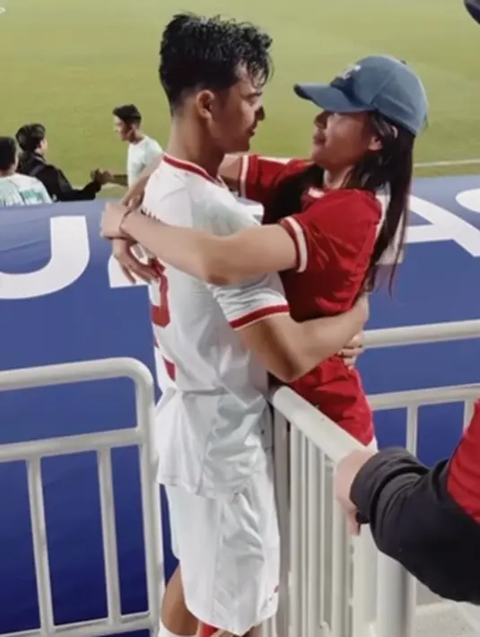 Azizah Salsha menyambut manis Arhan yang berlari ke arahnya mengenakan baju jersey timnas Arhan yang berwarna merah. [Foto: Instagram/azizahsalsha_]