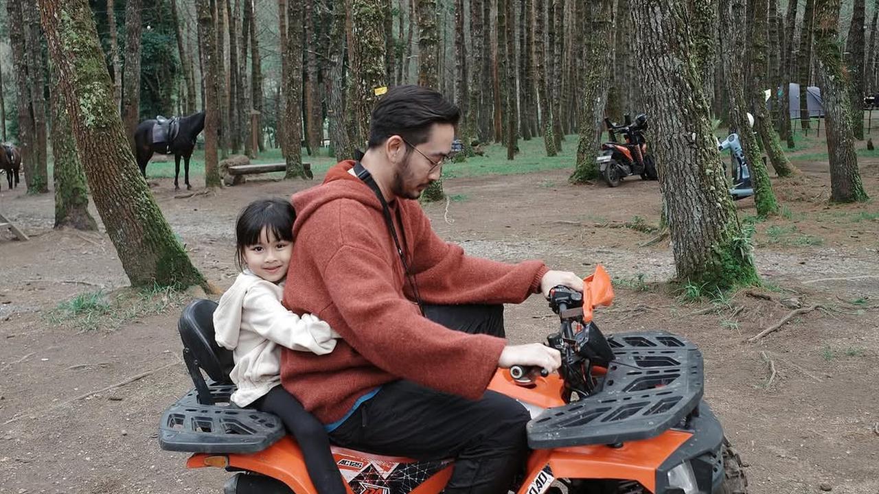 7 Potret Syahnaz Sadiqah Dan Jeje Govinda Ajak Anak Camping, Si Kembar Juga Asyik Berkuda