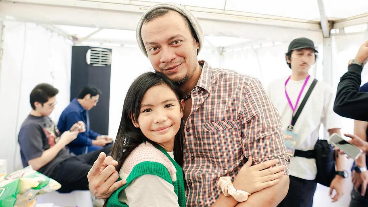 7 Potret Anak Tora Sudiro dan Anak Eno NTRL Duet Bareng, Duo Remaja yang Sama Cantiknya