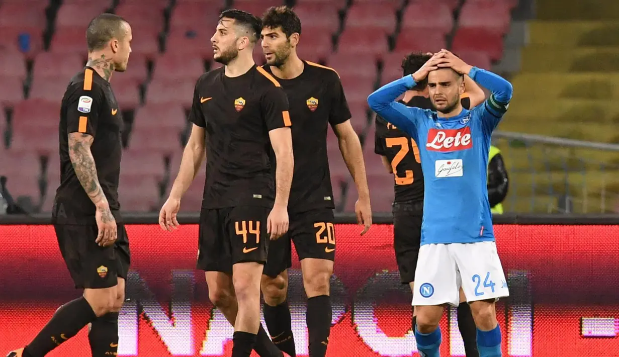 Ekspresi pemain depan Napoli Lorenzo Insigne (kanan) saat pertandingan melawan AS Roma pada pertandingan Liga Italia Serie A di stadion San Paolo di Naples, Italia (3/3). (Ciro Fusco / ANSA via AP)