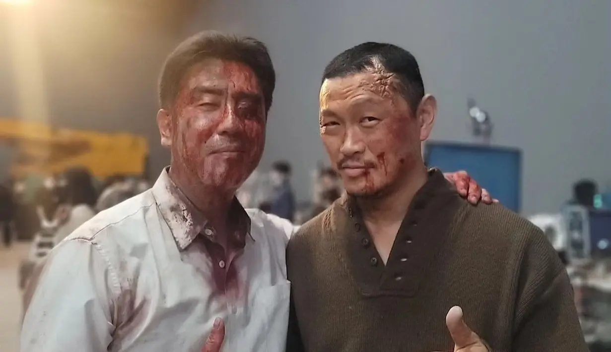 Ry Seung Ryong juga berpose bersama teman duel dari agen Korea Utara lainnya, Jung Jun-Hwa. Agen yang memiliki kemampuan sama seperti Kim Doo Sik, yaitu bisa terbang. (Foto: Instagram/ ryuseungryong_)