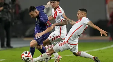 Penyerang Argentina Lionel Messi (kiri) berebut bola dengan gelandang Peru Yoshimar Yotun pada matchday keempat Kualifikasi Piala Dunia 2026 zona Conmebol di Estadio Nacional de Lima pada Rabu (18/10/2023). (AP Photo/Martin Mejia)