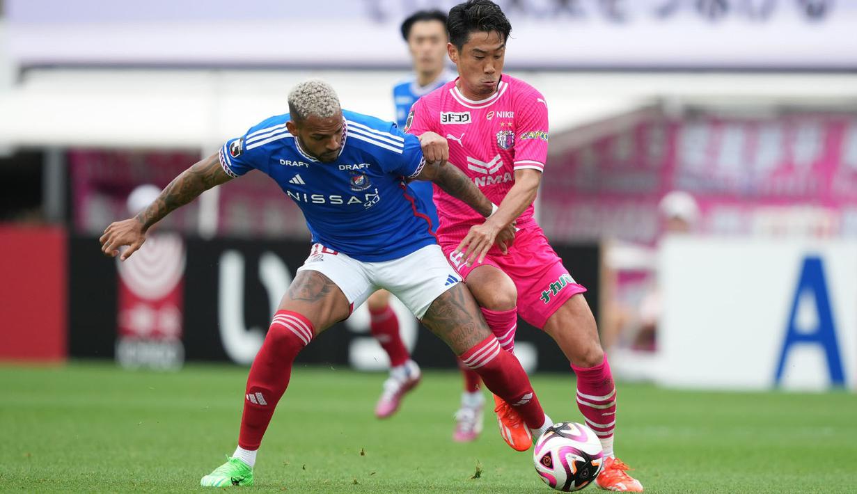 Drama saling kejar juga terjadi saat Cerezo Osaka, sang pemuncak klasemen sementara menjamu Yokohama F. Marinos di Yodoko Sakura Stadium, Sabtu (27/4/2024). Marinos sempat dua kali unggul lewat Kota Mizunuma dan Keigo Sakakibara, tetapi Cerezo selalu bisa mengejar lewat dua gol Leo Ceara dan laga berakhir imbang 2-2. (J.LEAGUE)