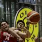 Pemain Timnas Basket Indonesia, Ferdinand Damanik, berebut bola dengan pemain Satria Muda saat laga uji coba di BSD, Tangerang, Jumat (21/7/2017). Timnas Basket menang 87-52 atas Satria Muda. (Bola.com/M Iqbal Ichsan)