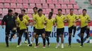 Para pemain Thailand melakukan pemanasan saat latihan di Stadion Rajamangala, Bangkok, Jumat (16/11). Latihan ini persiapan jelang laga Piala AFF 2018 melawan Timnas Indonesia. (Bola.com/M. Iqbal Ichsan)