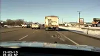 Seorang polisi terekam melompat ke sebuah trailer yang sedang melaju di jalan layang ketika melihat pengemudi truknya tidak sadarkan diri,