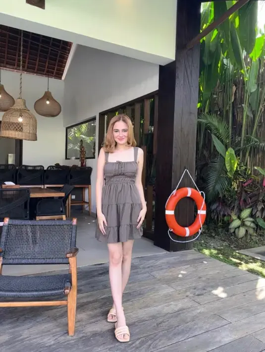 Untuk penampilan terakhir, Syifa memilih tiered dress nuansa coklat dengan detail kerah square-neck.