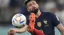 Penyerang Prancis, Olivier Giroud mengontrol bola saat bertanding melawan Denmark selama pertandingan grup D Piala Dunia 2022 Qatar di Stadion 974 di Doha, Qatar, Sabtu, 26 November 2022. Prancis menang atas Denmark 2-1. (AP Photo/Christophe Ena)