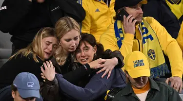 Reaksi pendukung Swedia saat mereka menunggu di tribun pada laga lanjutan Kualifikasi Euro 2024 antara Belgia vs Swedia di King Baudouin Stadium, setelah 'serangan' yang menargetkan warga Swedia di jalan Brussel, Selasa (17/10/2023). (JOHN THYS / AFP)