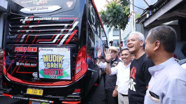 Gubernur Jawa Tengah Ganjar Pranowo saat melepas rombongan pemudik di jalan Padjajaran, Kota Bandung, Jawa Barat (Jabar).