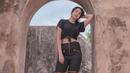 Beginilah gaya simpel Anya Geraldine ketika liburan ke Jogjakarta kunjungi beberapa wisata di Jogja dengan pakaian casual. Kenakan kaos berwarna hitam dan celana panjang hitam sudah terlihat maksimal untuk nikmati suasana Jogja (Liputan6.com/IG/anyageraldine)