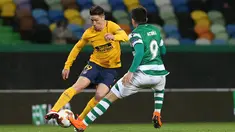 Pemain Atletico Madrid Fernando Torres menggiring bola dibayangi pemain Sporting CP, Marcos Acuna pada leg kedua perempat final Liga Europa di Estadio Jose Avalade, Jumat (13/4). Atletico Madrid tetap maju ke semifinal meski kalah 0-1 (AP/Armando Franca)