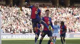 Pemain Barcelona, Raphinha (kiri) melakukan selebrasi setelah mencetak gol ke gawang Celta Vigo dalam laga lanjutan Liga Spanyol 2024/2025 di Estadi Olimpic Lluis Companys, Barcelona, Spanyol, Sabtu (19/04/2025). (AP Photo/Joan Monfort)