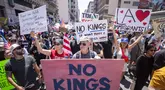 Demonstran saat ambil bagian dalam protes terhadap pemerintahan Presiden Amerika Serikat (AS) Donald Trump selama unjuk rasa nasional "No Kings" di pusat kota Los Angeles, California, Amerika Serikat, pada 14 Juni 2025. (RINGO CHIU/AFP)