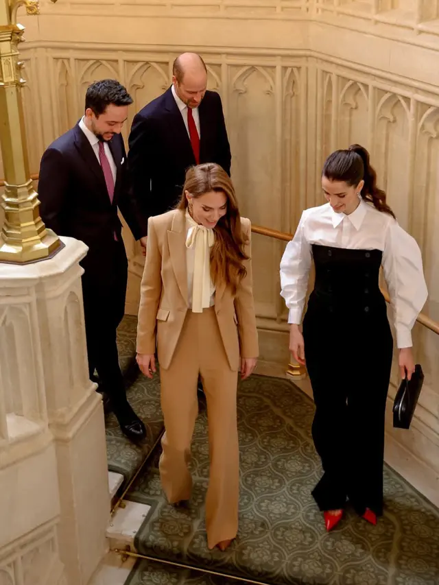 Kate Middleton dan Putri Rajwa saat bertemu. [@alhusseinjo]