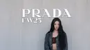 Gawon MEOVV tampil garang dengan  bra top, leather shirt, celana panjang ketat, dan pointed heels. [Dok/Prada]