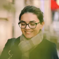 Riasan mata sering tertutup oleh kacamata. (Foto: Unsplash/Lala Azizli)