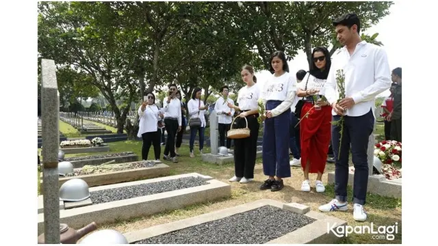 Ziarah ke makam Habibie tersebut dilakukan bertepatan dengan hari pahlawan.