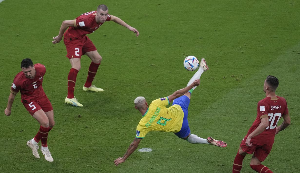 Richarlison. Striker Timnas Brasil berusia 25 tahun ini mencetak brace di Piala Dunia 2022 pada laga matchday pertama di Grup G menghadapi Serbia (24/11/2022). Pada laga yang dimenangi Brasil 2-0 tersebut, Richarlison mencetak dua golnya pada menit ke-62 dan 73. Gol keduanya dicetak dengan spektakuler melalui tendangan Salto. (AP/Darko Vojinovic)