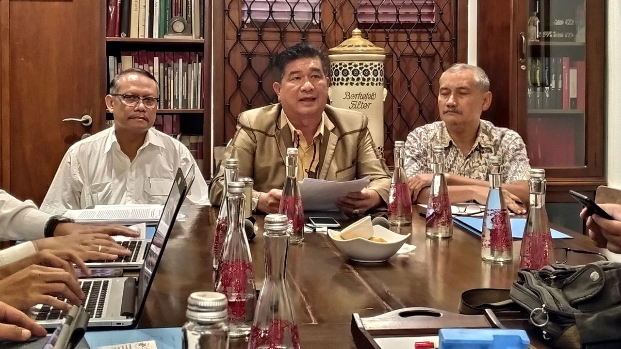 Kantor Hukum Dr. Husdi Herman & Associates melakukan konferensi pers mengenai dugaan penipuan oleh AS.  (Tika/Liputan6.com)