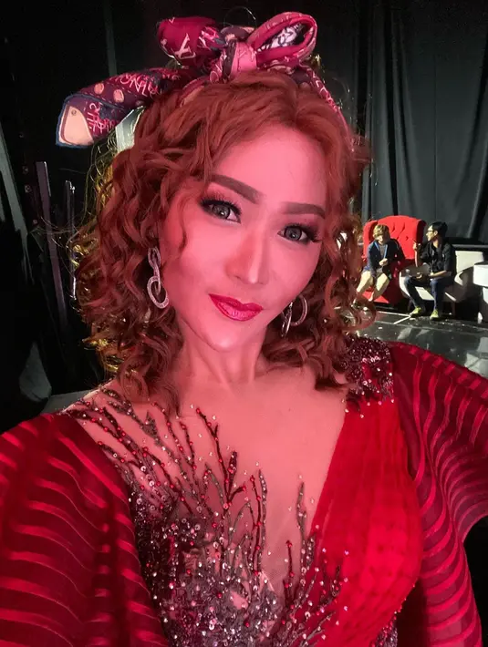 Tak cuma rambut berwarna cerah, Inul juga kerap tampil dengan rambut berwarna cokelat. Dengan rambut yang dikeriting dan diberi sentuhan asesori senada dengan bajunya, Inul nampak makin memesona. (Liputan6.com/IG/@inul.d)