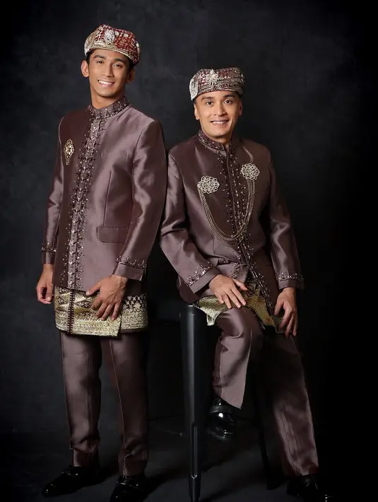 Bersama sang ayah, Daffa Wardhana kenakan setelan beskap dengan kain tenun di pinggang. Lengkap dengan penutup kepala khas pria Minang [@marinizumarnisreal]