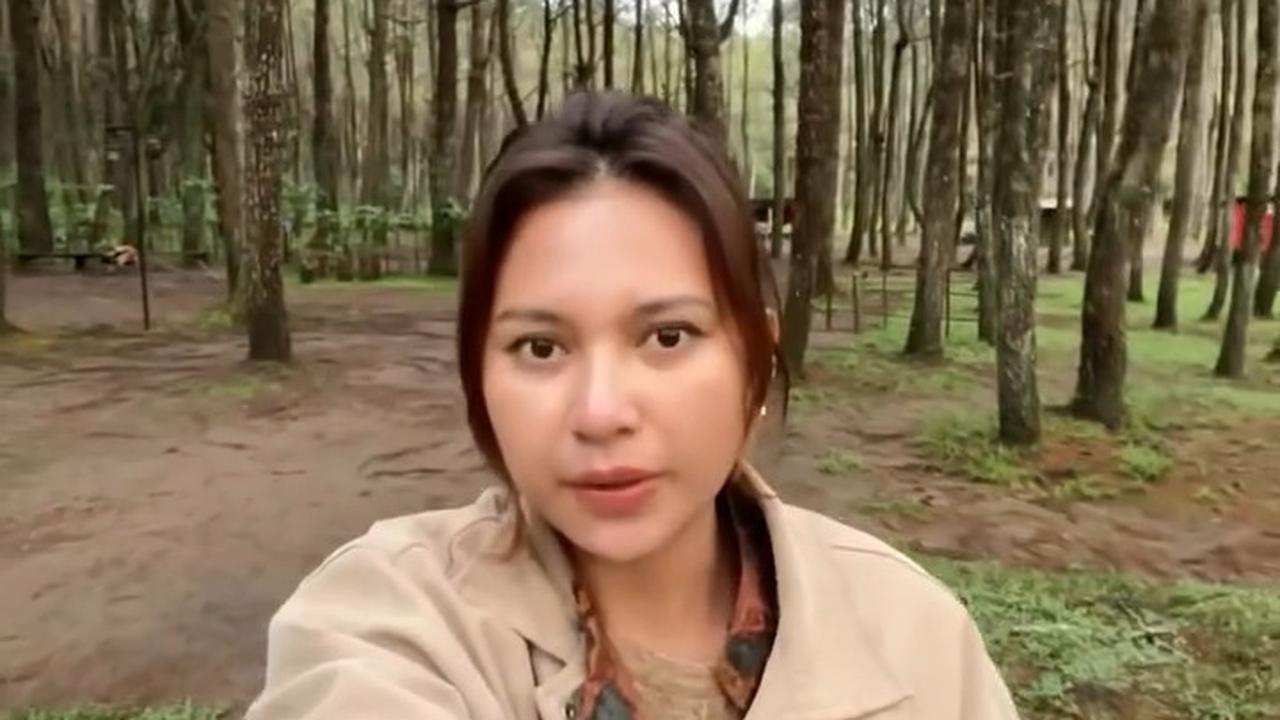 Potret Indah Permatasari dan Arie Kriting Healing di Hutan, Netizen Kepo Lokasinya