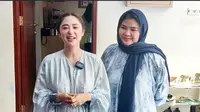 Dewi Perssik memilih menyembelih hewan kurbannya di rumah.