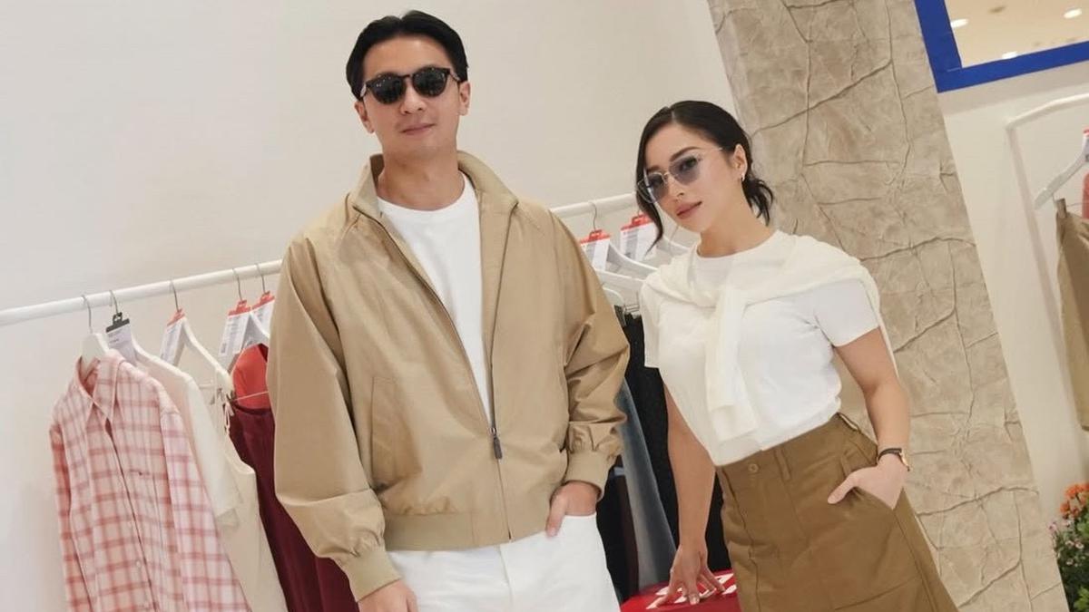 6 Potret Gaya Kompak Nikita Willy dan Suami Dibalut Busana Look Kasual Earth Tone