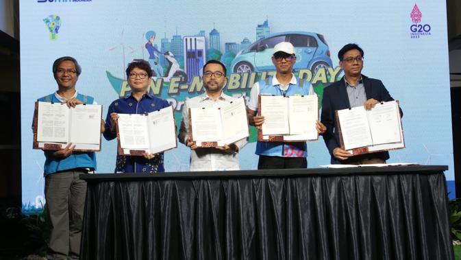 Dukung Ekosistem Kendaraan Listrik di RI, PLN Gandeng Produsen Kendaraan Listrik dan Grab Indonesia (24/7/2022)
