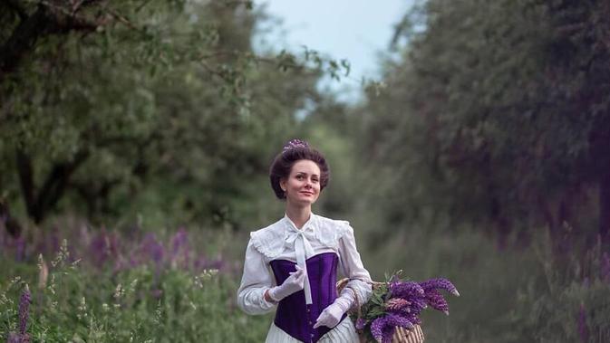 Mila, wanita Ukraina yang berpakaian ala abad ke-19 setiap hari. Sumber: Instagram/your_sunny_flowers