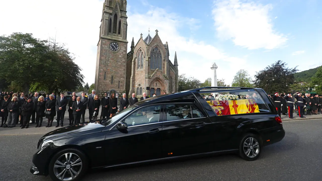 Jenazah Ratu Elizabeth II Diberangkatkan dari Kastil Balmoral ke Istana Holyroodhouse di Edinburgh