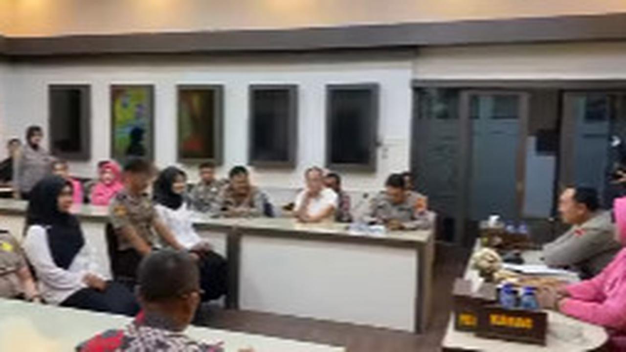 Wajah Tegang Campur Bahagia Anggota Polisi 'Disidang' Bareng Pacar