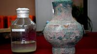 Para arkeolog di provinsi Henan, Cina tengah, mengatakan telah menemukan sebuah pot perunggu yang mereka yakini berisi sampel eliksir legendaris yang dirujuk dalam teks kuno Tiongkok. (Institute of Cultural Relics and Archaeology)