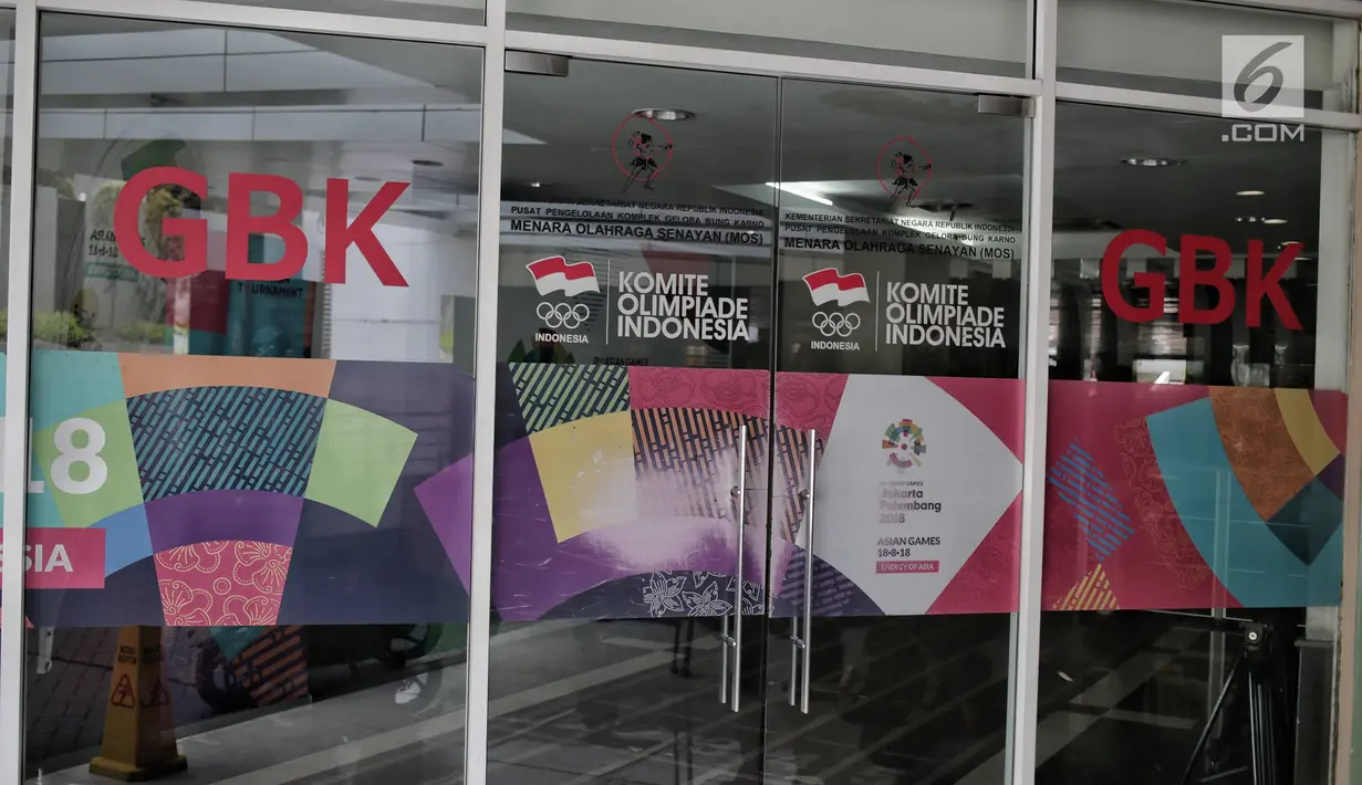 Suasana kantor PSSI saat penggeledahan oleh Satuan Tugas (Satgas) Antimafia Bola Polri di FX Office Tower, Jakarta, Rabu (30/1). Penggeledahan itu pengembangan kasus 10 tersangka kasus pengaturan skor sepak bola Indonesia. (Liputan6.com/Faizal Fanani)