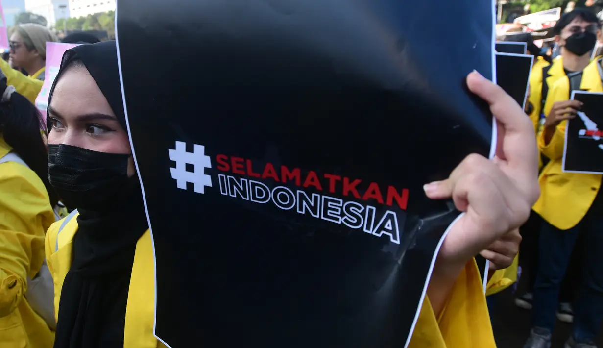 Adapun 13 tuntutan yang dibawa mahasiswa dalam unjuk rasa bertajuk "Selamatkan Indonesia", di antaranya turunkan tunjangan DPR sekarang juga. (merdeka.com/Arie Basuki)