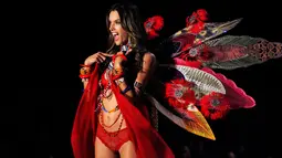 Alessandra Ambrosio berpose di atas catwalk menampilkan lini pakaian dalam selama Victoria's Secret Fashion Show 2017 di Shanghai, Senin (20/11). Alessandra telah berjalan untuk peragaan Victoria's Secret sejak usia 19 tahun pada 2000 lalu. (AP/Andy Wong)