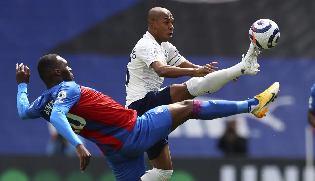 Gelandang Manchester City, Fernandinho (kanan) berebut bola dengan striker Crystal Palace, Christian Benteke dalam laga lanjutan Liga Inggris 2020/2021 pekan ke-34 di Selhurst Park, London, Sabtu (1/5/2021). Manchester City menang 2-0 atas Crystal Palace. (AP/Catherine Ivill/Pool)