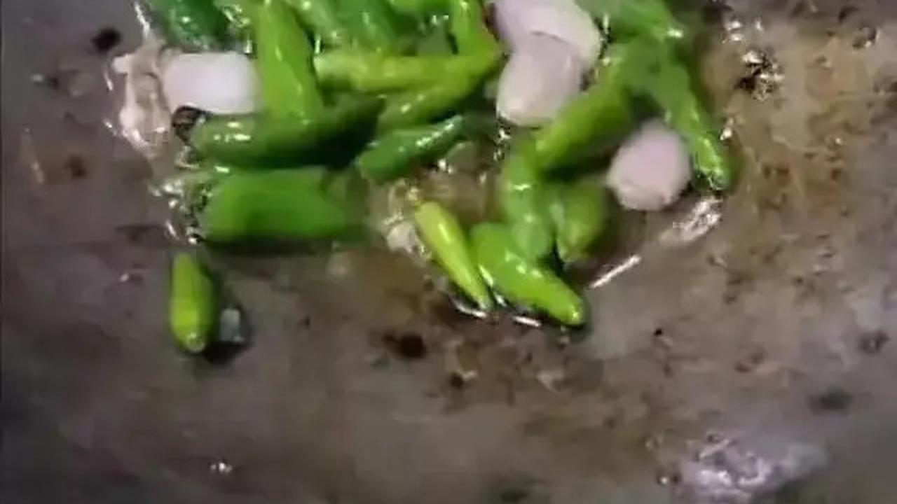 Cara Menggoreng Cabai Tanpa Letupan Minyak, Cukup Pakai 1 Bahan Dapur Ini