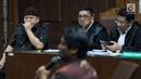 Terdakwa suap pemberian izin lokasi perkebunan di Kutai Kartanegara, Hery Sutanto Gun (kiri) saat sidang lanjutan di Pengadilan Tipikor, Jakarta, Selasa (27/3). Sidang beragenda mendengar keterangan saksi. (Liputan6.com/Helmi Fithriansyah)