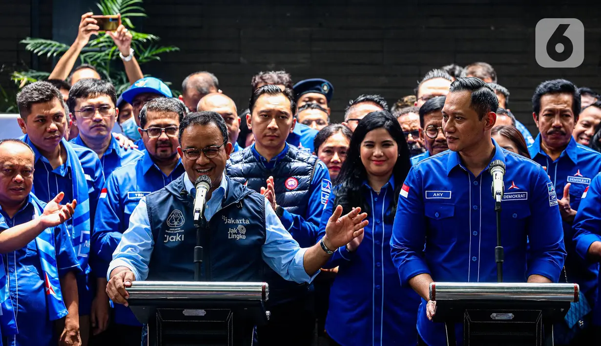 Ketum Partai Demokrat Agus Harimurti Yudhoyono bersama Gubernur DKI Anies Baswedan memberikan keterangan di DPP Partai Demokrat, Jakarta, Jumat (7/10/2022). Kunjungan Anies ke Demokrat ini merupakan yang pertama setelah diusung sebagai calon presiden (capres) Pilpres 2024 oleh Partai NasDem. (Liputan6.com/Faizal Fanani)