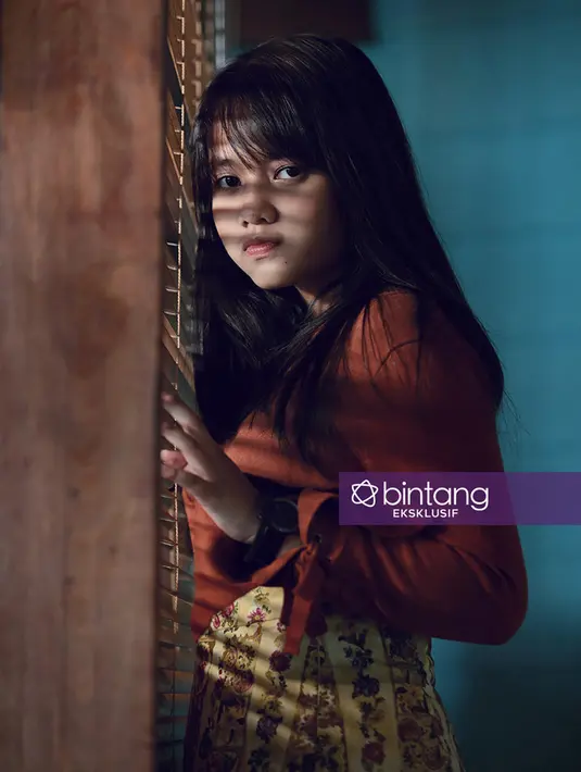 "Langsung dua single awalnya aku dikirim dua materi. Awalnya aku suka sama Kau yang Sembunyi cuma didengar-dengar dua-duanya enak banget dan keren juga" lanjutnya. (Deki Prayoga/Bintang.com)