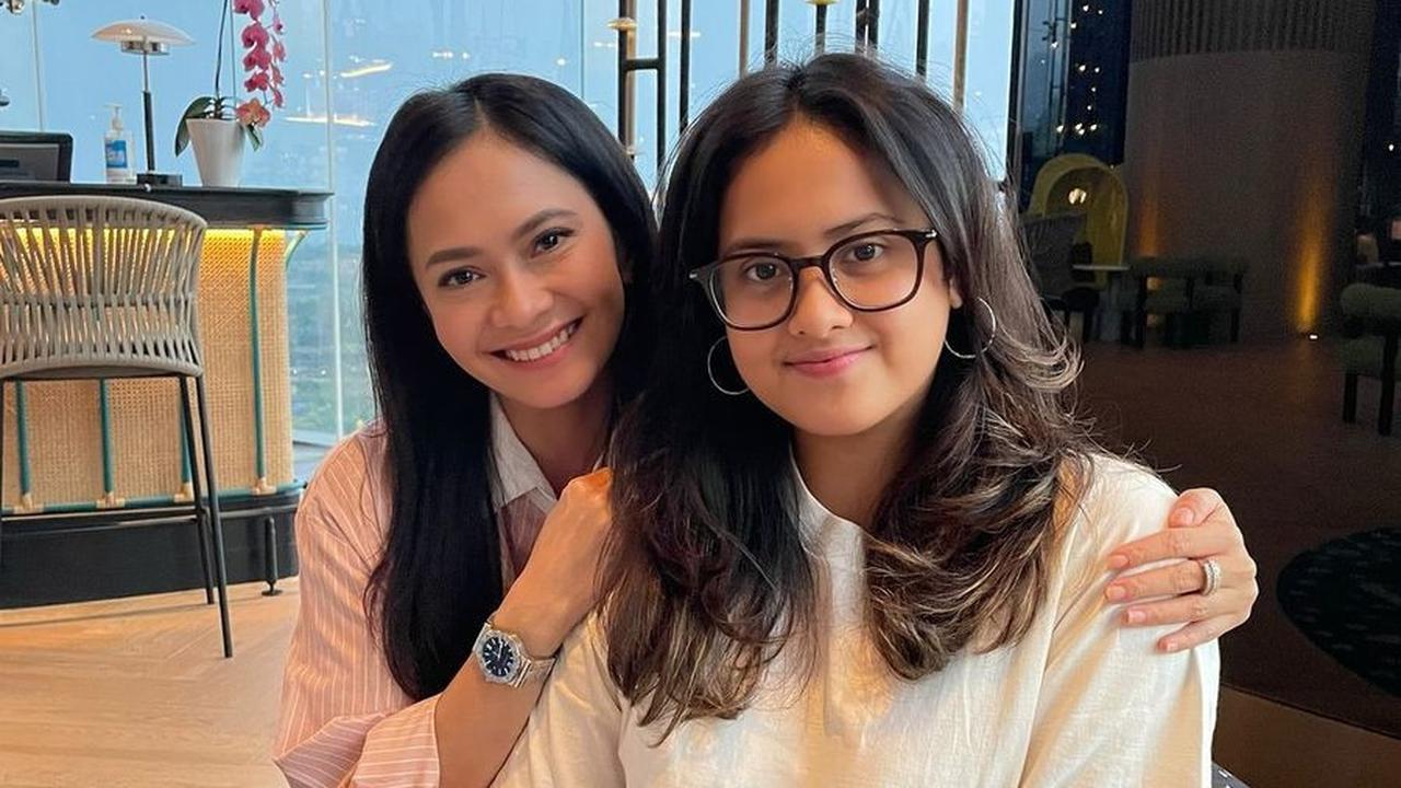 Potret Ersa Mayori Rayakan Ulang Tahun Kika Sang Putri Ke-20, Cantik - Kuliah di Teknik Penerbangan ITB