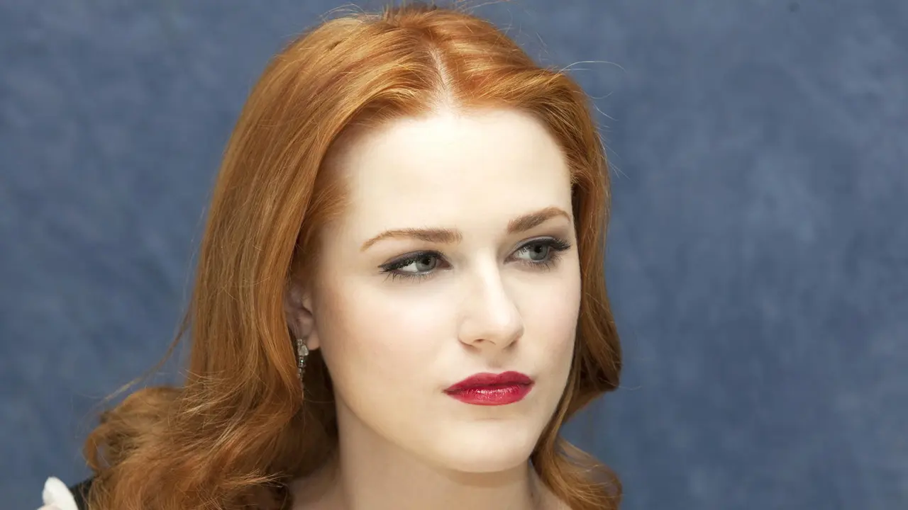 Evan Rachel Wood Peluk Kekasih Lesbinya di Restoran