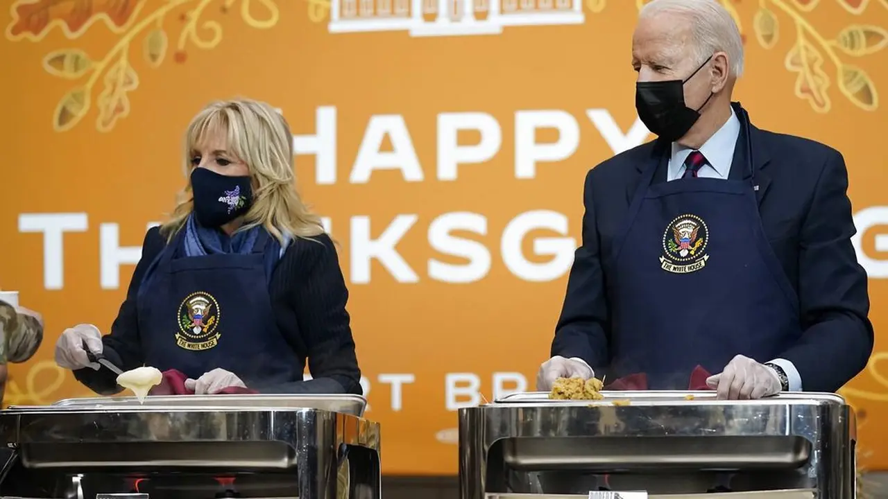 Joe Biden dan Istri Layani Militer AS Saat Perayaan Thanksgiving