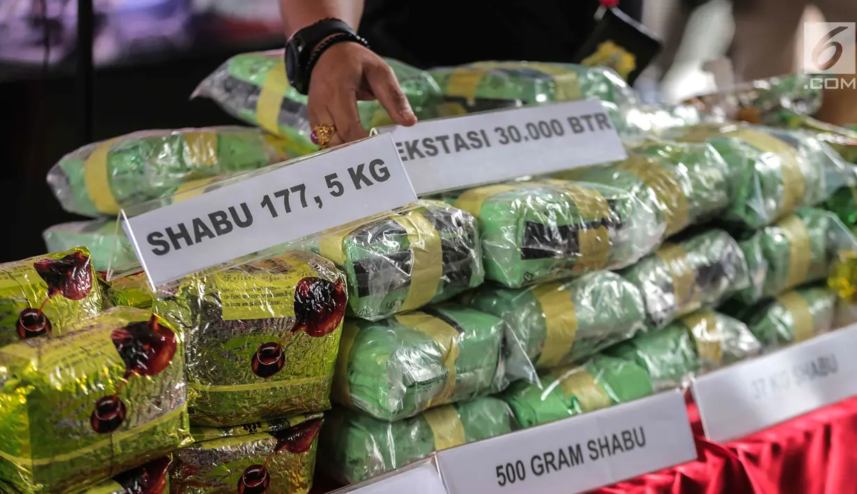 Barang bukti kasus narkoba jaringan Malaysia-Indonesia di Bareskrim Mabes Polri, Jakarta, Selasa (9/7/2019). Selama 2019, Bareskrim Polri bersama stakeholder terkait menyita 177,500 Kg sabu-sabu dan 30 ribu butir ekstasi dari sindikat Malaysia-Jakarta. (Liputan6.com/Fazail Fanani)