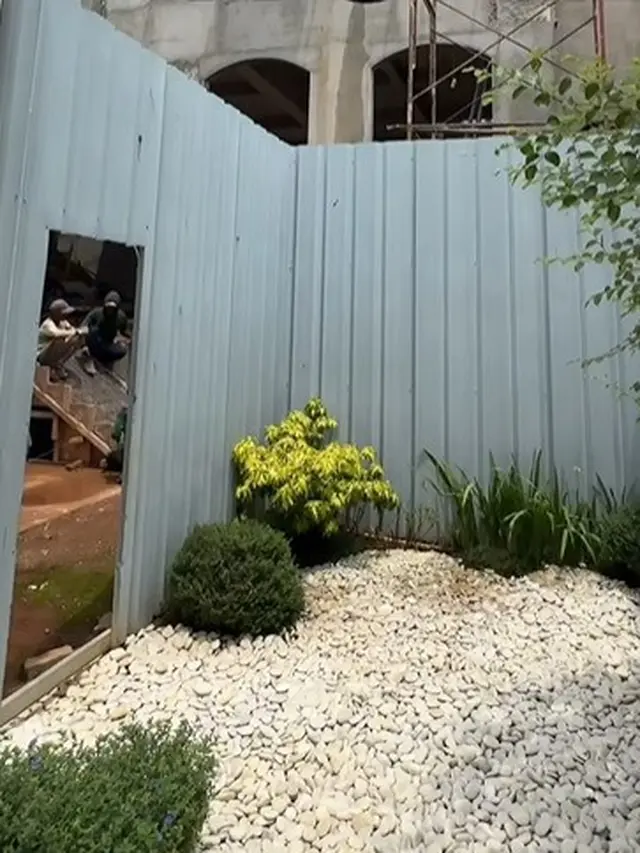 Potret proses pembangunan playground di rumah baru Ayu Dewi (Sumber: Instagram/mrsayudewi)